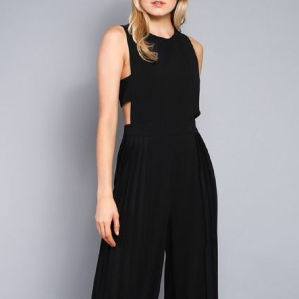 ❗️CLOSING SALE❗️Open Detail Black Jumpsuit/ Jumper - Picture 3 of 4